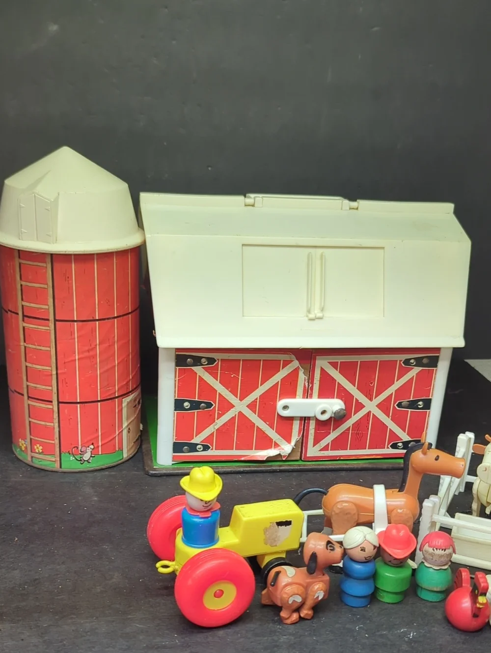 #30)Vintage Fisher Price Play Family Farm 915 Little People Barn & silo